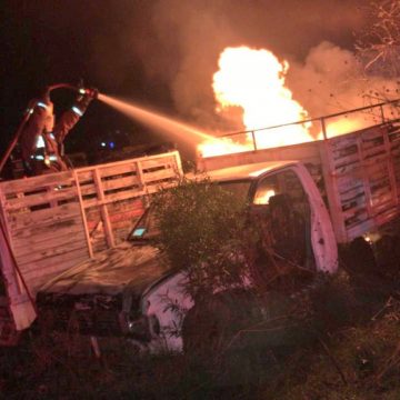 (FOTOS) Se queman 12 vehículos en un corralón de Puebla