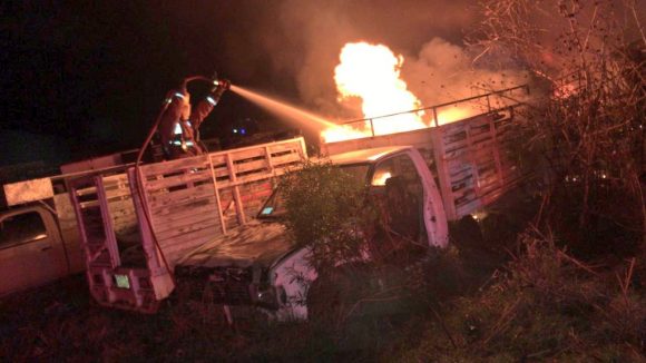 (FOTOS) Se queman 12 vehículos en un corralón de Puebla