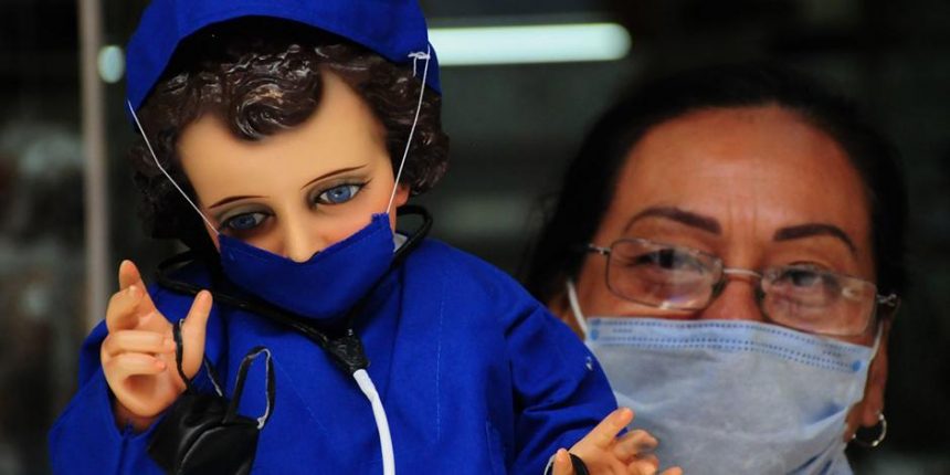 (FOTOS) Religiosos católicos visten al Niño Dios con careta y cubrebocas