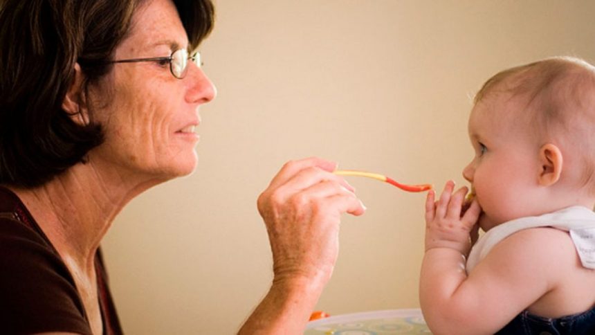 Abuela cobra a su hija por cuidar al nieto, ¿es justo o no?