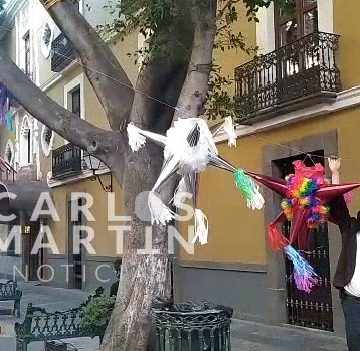 (VIDEO) Continúan con la colocación de La Calle de las Piñatas en la Plaza de la Democracia