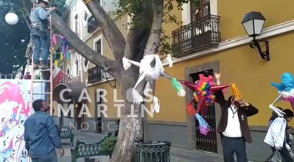 (VIDEO) Continúan con la colocación de La Calle de las Piñatas en la Plaza de la Democracia