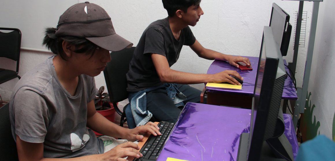 (VIDEO) Estudiantes afectados por no contar con internet en su hogar