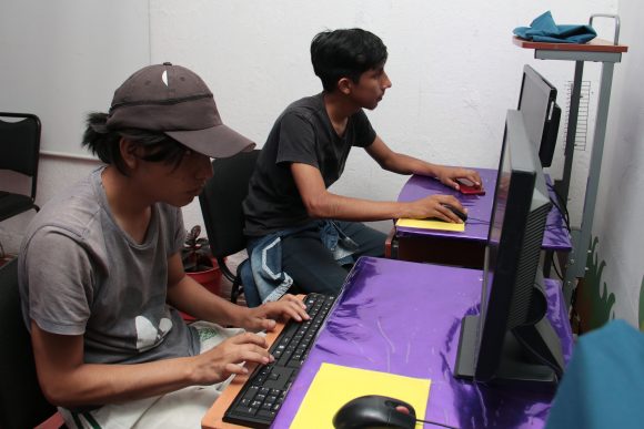 (VIDEO) Estudiantes afectados por no contar con internet en su hogar