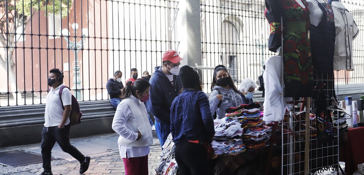 Ambulantes convierten en tianguis el centro de Puebla