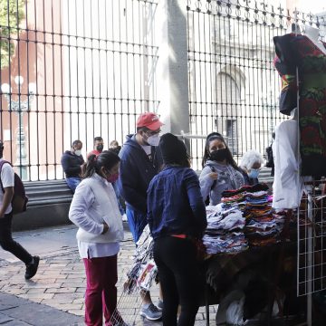 Ambulantes convierten en tianguis el centro de Puebla