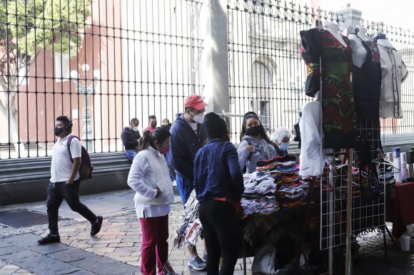 Ambulantes convierten en tianguis el centro de Puebla