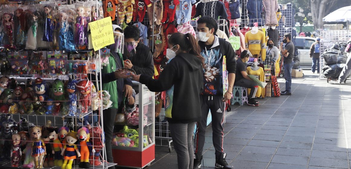 (FOTOS Y VIDEO) Se reestablecen ambulantes en la calle 5 de Mayo