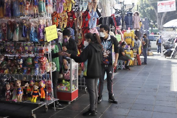 (FOTOS Y VIDEO) Se reestablecen ambulantes en la calle 5 de Mayo