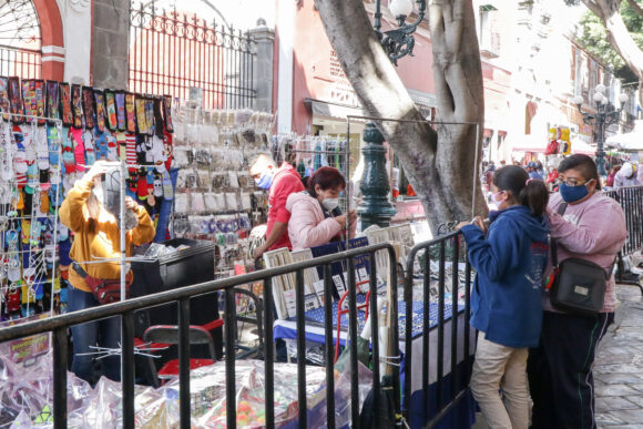 Vehículos de la Secretaría de Gobernación Municipal estacionados sobre la calle 5 de Mayo