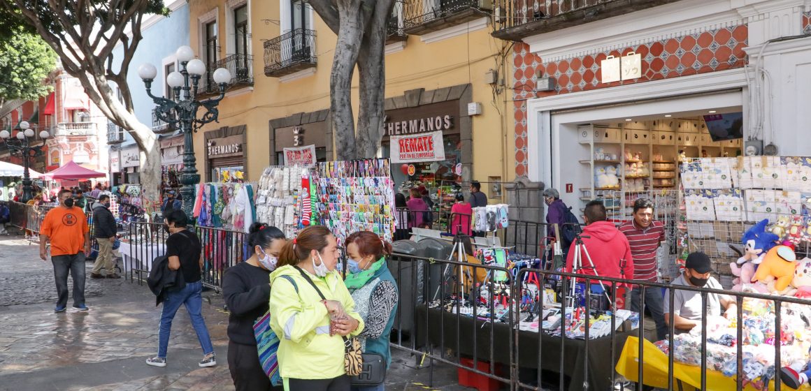 (Video) El Ayuntamiento de Puebla tolera algunos ambulantes y a otros le coloca vallas metálicas, señala vendedor informal que hoy no pudo instalarse sobre la calle 5 de Mayo.