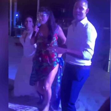 Ana Bárbara se mete a boda sin permiso y hace show en vivo gratis