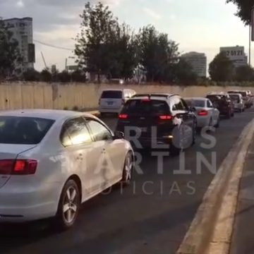 (VIDEO) Olvidan ciudadanos recomendaciones gubernamentales; fila de autos para ingresar al Centro Comercial Angelópolis