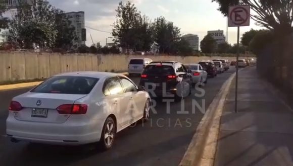 (VIDEO) Olvidan ciudadanos recomendaciones gubernamentales; fila de autos para ingresar al Centro Comercial Angelópolis