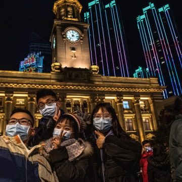 En Wuhan, China, recibieron el Año Nuevo con cubrebocas y celebraciones multitudinarias