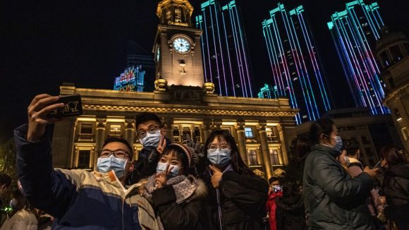 En Wuhan, China, recibieron el Año Nuevo con cubrebocas y celebraciones multitudinarias