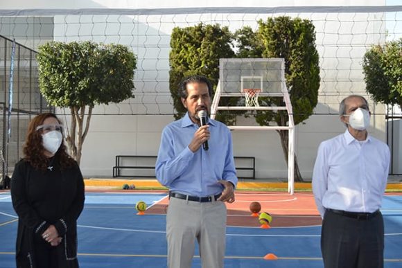 El Rector Alfonso Esparza Ortiz entrega techado de la cancha de usos múltiples en la Facultad de Ciencias de la Comunicación