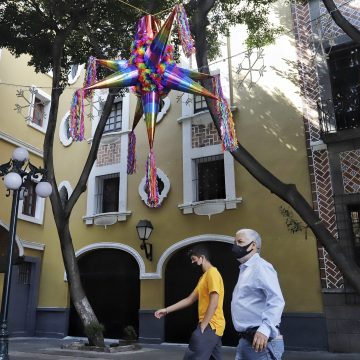 (FOTOS Y VIDEO) Adornan la Plaza de la Democracia y Callejón de John Lennon con piñatas