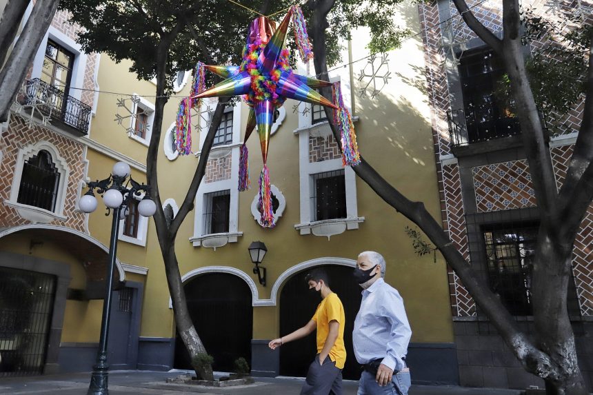 (FOTOS Y VIDEO) Adornan la Plaza de la Democracia y Callejón de John Lennon con piñatas