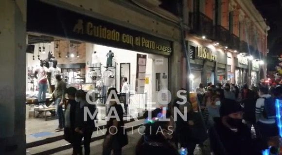 (VIDEO) Hacen caso omiso negocios no esenciales del Centro Histórico de cierre a las 19 horas