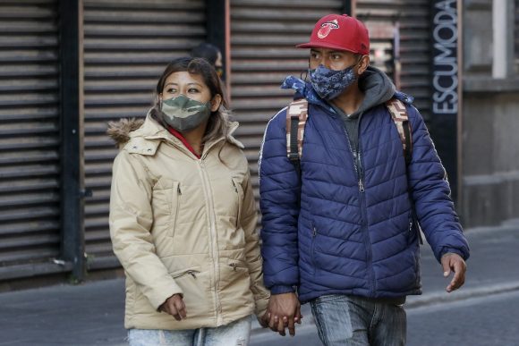 (FOTOS) Poblanos salen abrigados ante el registro de baja temperatura en la ciudad.