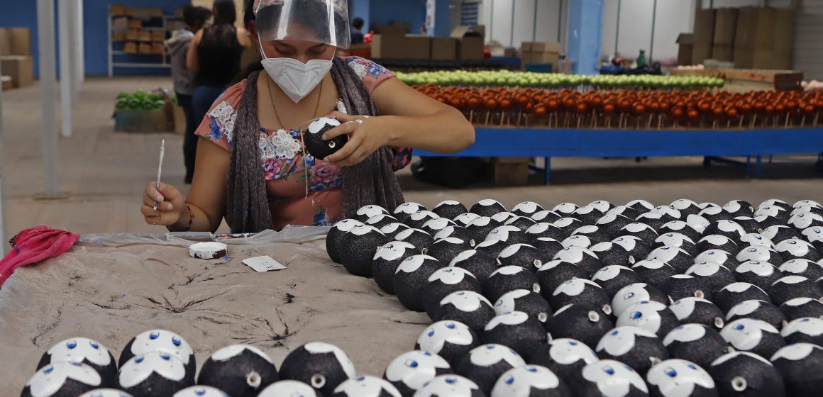 (VIDEO Y FOTOS) Artesanos de Chignahuapan elaboran esferas de Navidad