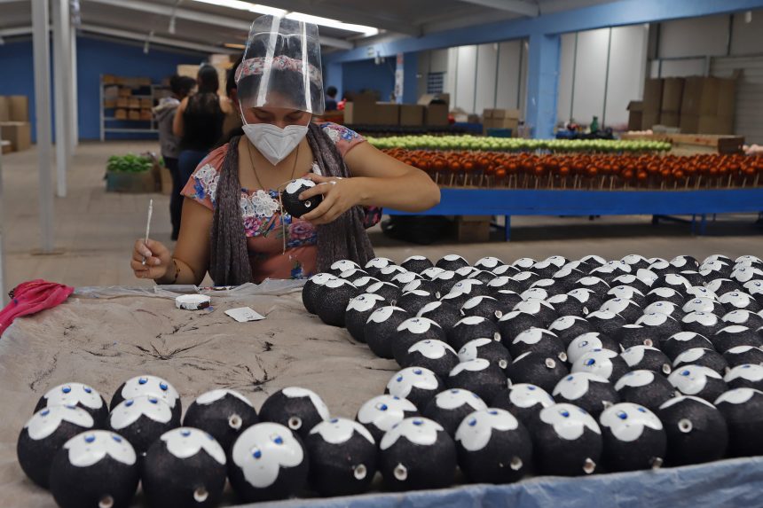 CORONAVIRUS . ESFERAS NAVIDEÑAS (VIDEO Y FOTOS) Artesanos de Chignahuapan elaboran esferas de Navidad