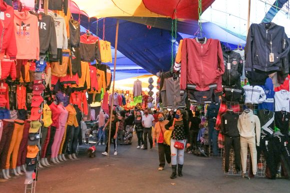 (VIDEO) Poblanos realizan compras de último momento sin sana distancia ni medidas de prevención