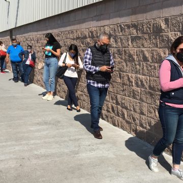 (VIDEO Y FOTOS) Tiendas registran largas filas de clientes en espera de poder comprar