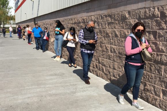 (VIDEO Y FOTOS) Tiendas registran largas filas de clientes en espera de poder comprar