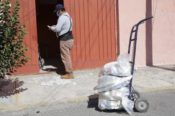 (FOTOS Y VIDEO) Entrega despensas personal del DIF Estatal a familias de la colonia Patrimonio