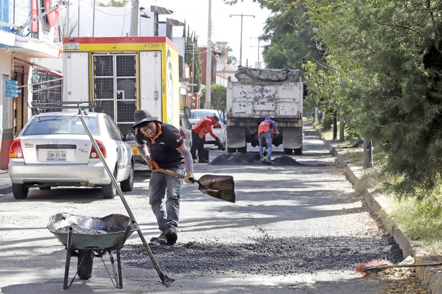 (VIDEO) Rehabilitan calles de la colonia Maravillas