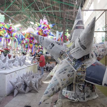 Artesanos elaboran piñatas para las fiestas decembrinas