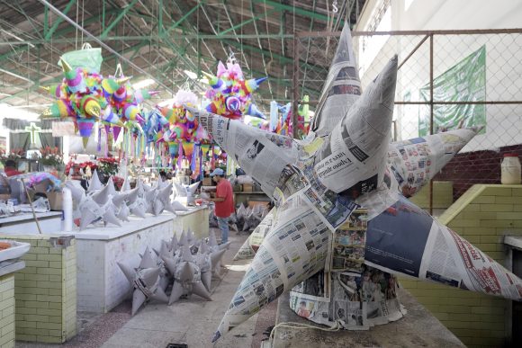 Artesanos elaboran piñatas para las fiestas decembrinas