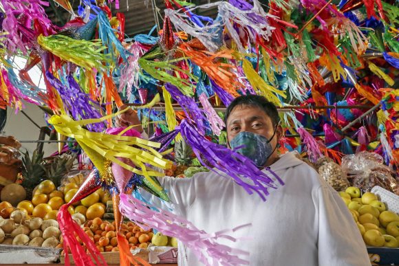(FOTOS Y VIDEO) Elaboración de piñatas por artesanos locales para festejos navideños.
