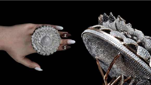 (VIDEO) El sueño de toda mujer; así es el anillo con más diamantes en el mundo