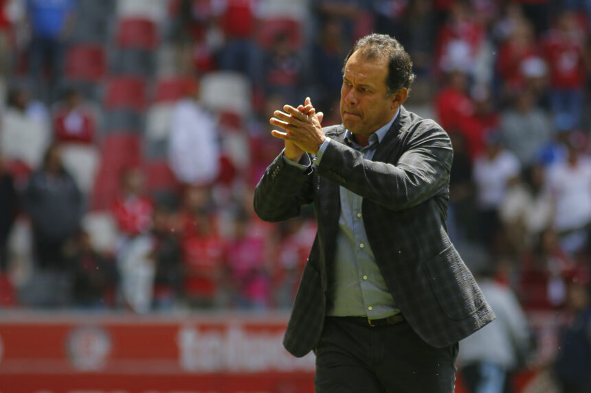 Juan Reynoso deja de ser el Técnico de La Franja