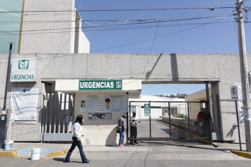 (VIDEO) Esperan informes sin respetar sana distancia, familiares de pacientes