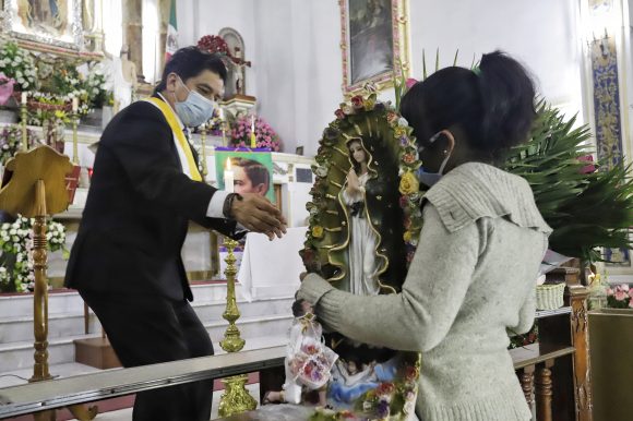 (VIDEO) Con aforo reducido se llevó a cabo misa de gallo en la Iglesia de la Virgen de Guadalupe