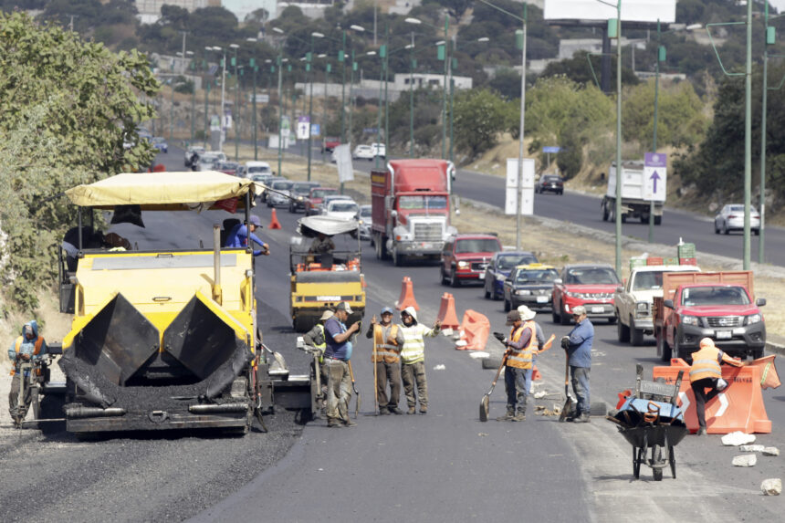OBRAS PERIFERICO ECOLÓGICO Tendido de carpeta asfáltica en Periférico Ecológico altura de Clavijero y Bosques de Chapultepec con circulación de un carril sentido a Valsequillo