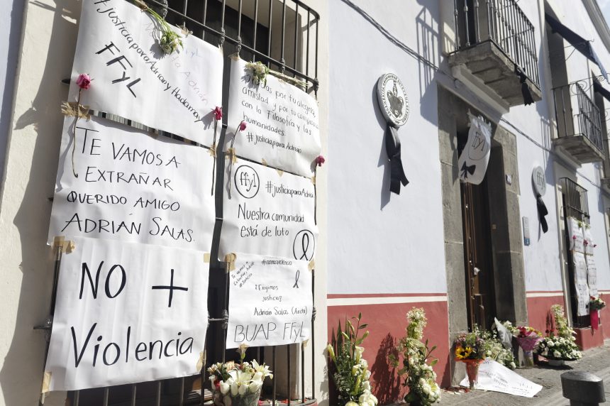 ofrenda-floral-adrian-salas-447412 (FOTOS Y VIDEO) Colocan ramos de flores y carteles fuera de la facultad de Filosofía y Letras de la BUAP