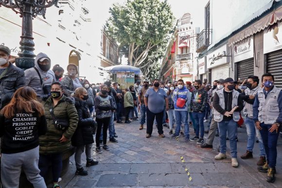 (FOTOS Y VIDEO) Policías municipales y personal de Vía Pública intentan retirar a comerciantes ambulantes