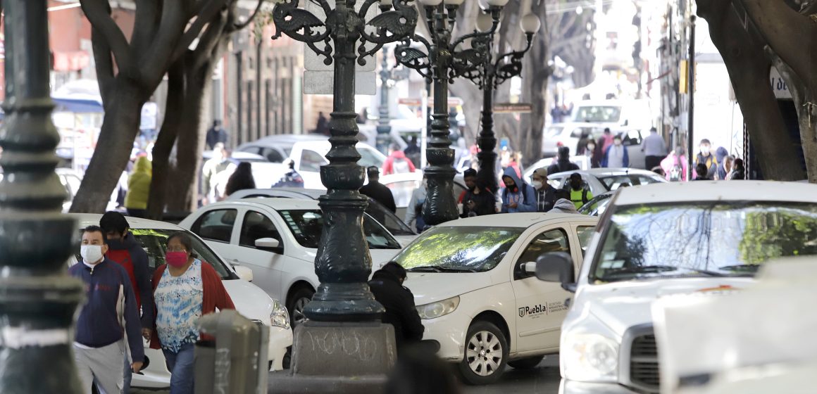 (FOTOS Y VIDEO) Estacionan automóviles del ayuntamiento en la calle 5 de mayo