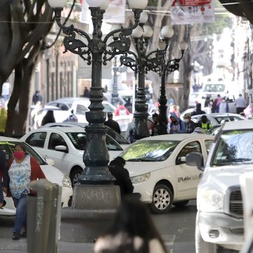(FOTOS Y VIDEO) Estacionan automóviles del ayuntamiento en la calle 5 de mayo