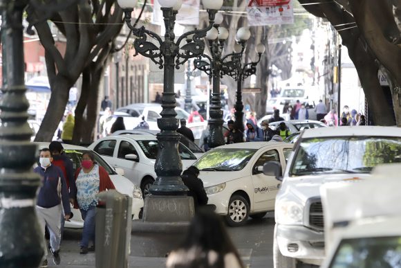 (FOTOS Y VIDEO) Estacionan automóviles del ayuntamiento en la calle 5 de mayo