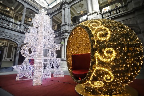 (FOTOS Y VIDEO) Colocan árbol navideño de luz, en el patio del Palacio Municipal