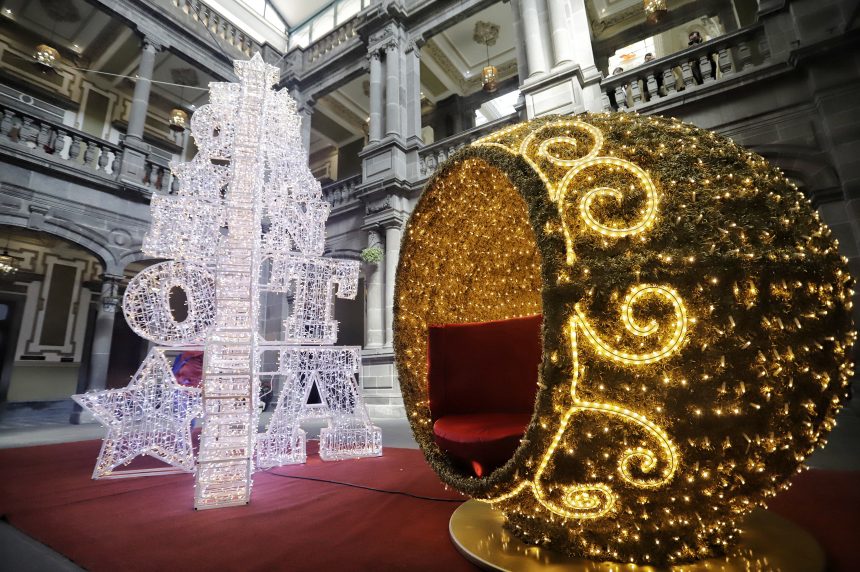 (FOTOS Y VIDEO) Colocan árbol navideño de luz, en el patio del Palacio Municipal