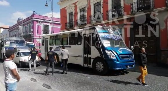 (VIDEO) Unidad 13 de la ruta 67 intenta darse a la fuga después de atropellar a un motociclista y chocar una camioneta