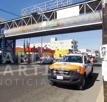 Atiende Protección Civil a persona que intentó arrojarse del puente en Arboledas de Loma Bella