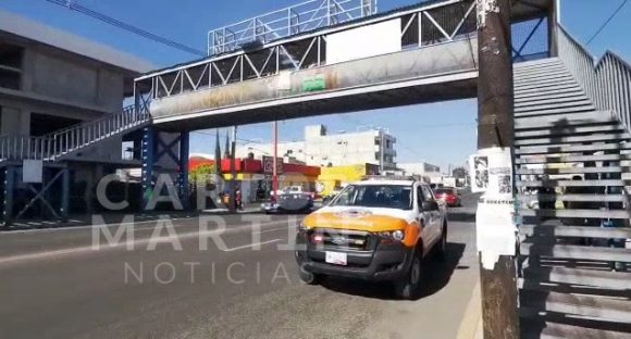 Atiende Protección Civil a persona que intentó arrojarse del puente en Arboledas de Loma Bella
